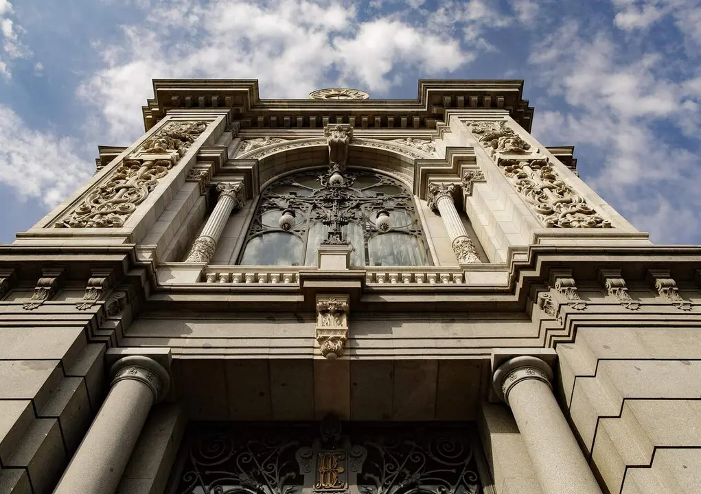 Fachada del edificio del Banco de Espa&ntilde;a situada en la confluencia del Paseo del Prado y la madrile&ntilde;a calle de Alcal&aacute;.