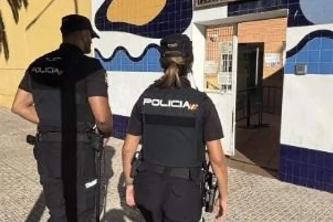 Dos polic&iacute;as nacionales ante la Oficina de Extranjer&iacute;a en Melilla. / POLIC&Iacute;A NACIONAL