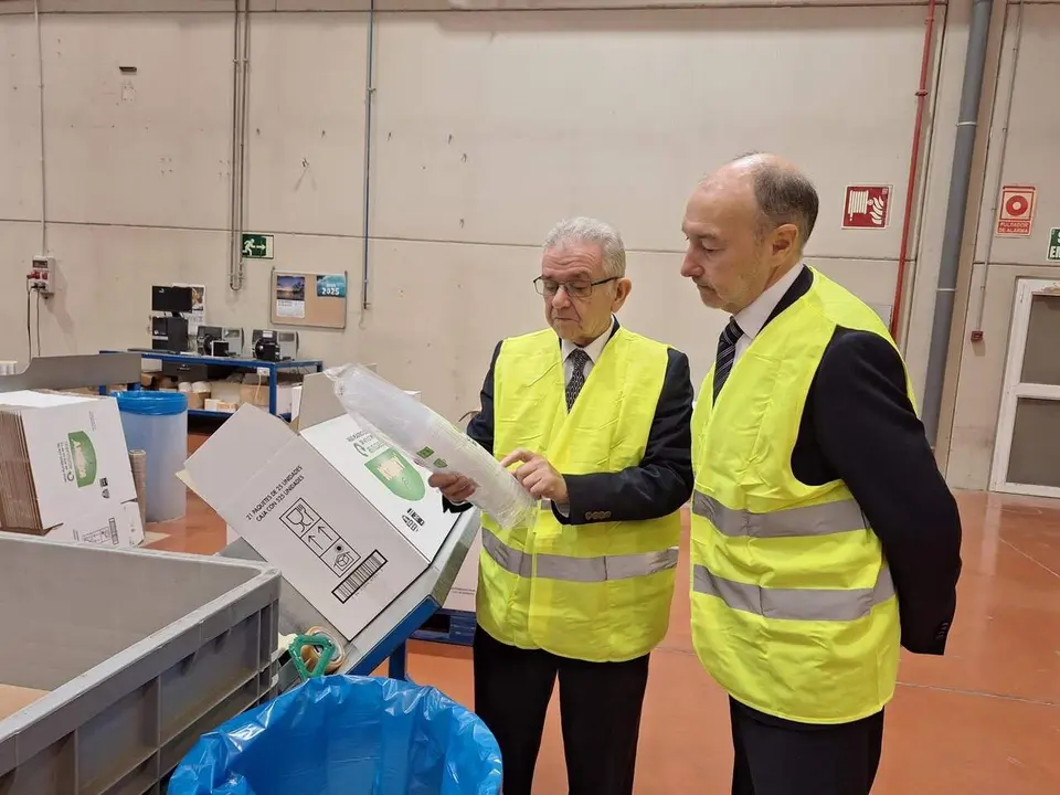 El delegado del Gobierno en Arag&oacute;n, Fernando Beltr&aacute;n, visita la empresa Pinaform. / DGA