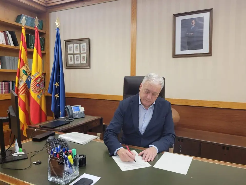 Octavio L&oacute;pez ha firmado hoy la orden por la que se aprueba inicialmente el PIGA de Microsoft. / GOBIERNO DE ARAG&Oacute;N