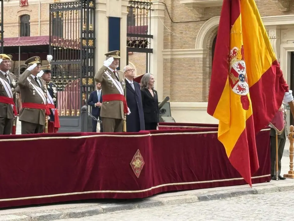 Su Majestad el Rey, Felipe VI, saluda a la bandera nacional tras el acto de rejura de bandera de sus compa&ntilde;eros de la XLV promoci&oacute;n de la Academia General Militar. / EP