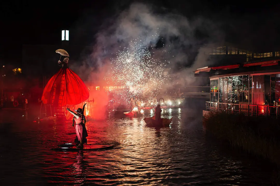 Espect&aacute;culo sobre el lado. / PUERTO VENECIA