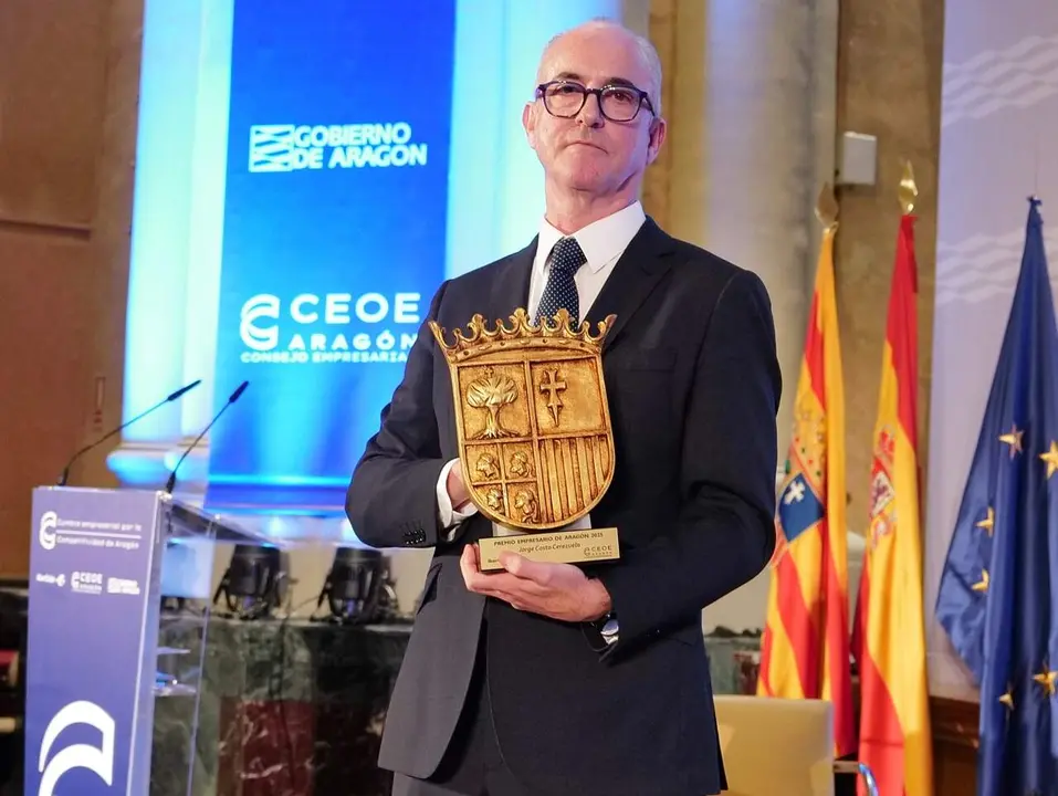 Jorge Costa junto al premio recibido. / FABI&Aacute;N SIM&Oacute;N