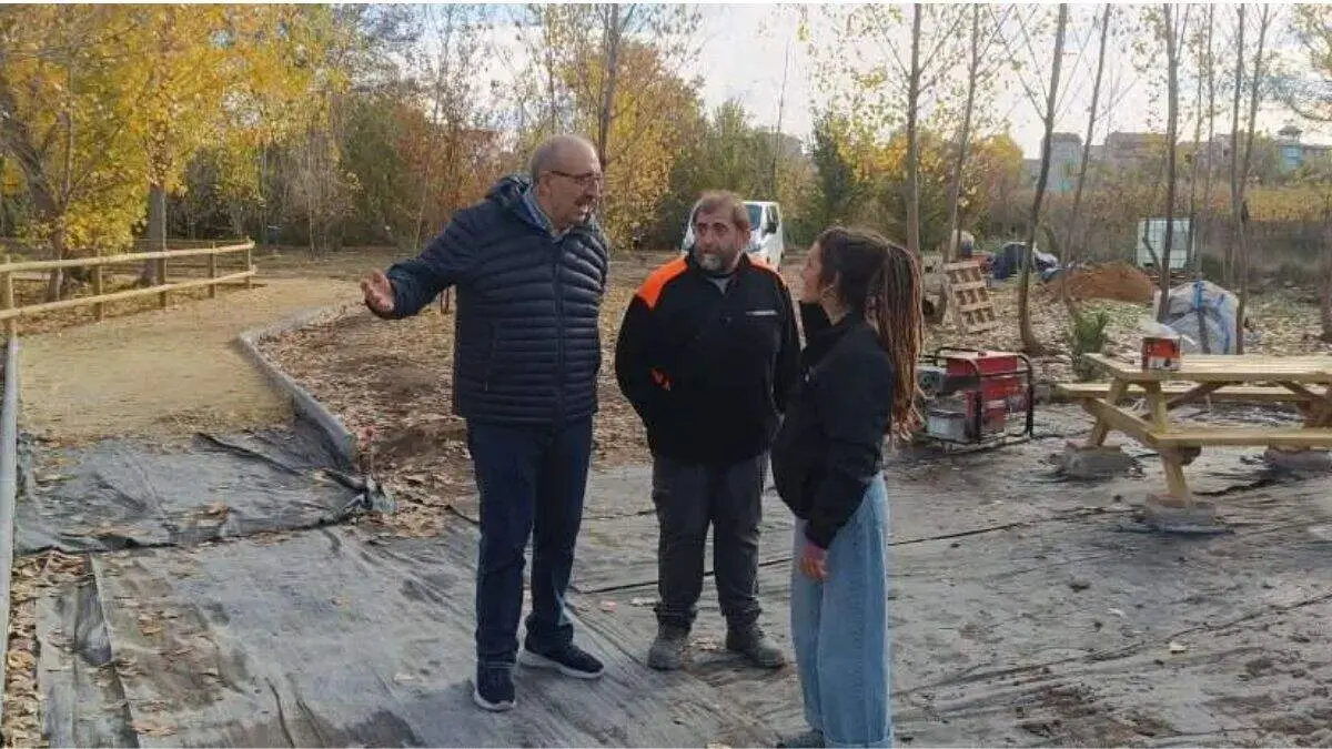 El alcalde de Calamocha, Manuel Rando, en el pozo de los hoyos. / AYTO. CALAMOCHA