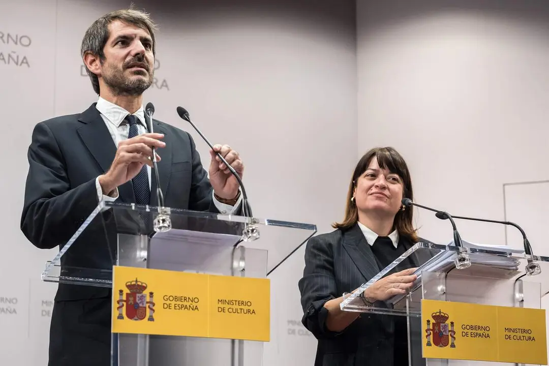 El ministro de Cultura, Ernest Urtasun, junto a la directora general del Libro y el Fomento de la Lectura, Mar&iacute;a Jos&eacute; G&aacute;lvez, anuncian el fallo del Premio de Literatura en Lengua Castellana 'Miguel de Cervantes' 2025, en el Ministerio de Cultura. / EP