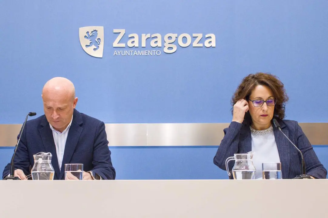 El consejero municipal de Econom&iacute;a, Carlos Gimeno; y la concejal del grupo municipal de Vox, Eva Torres. /AZ