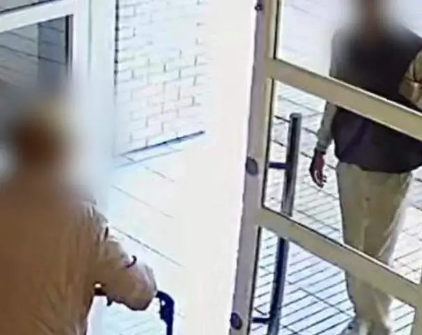 Imagen del momento de uno de los robos violentos captada por una c&aacute;mara de seguridad/Cedida a H.A.