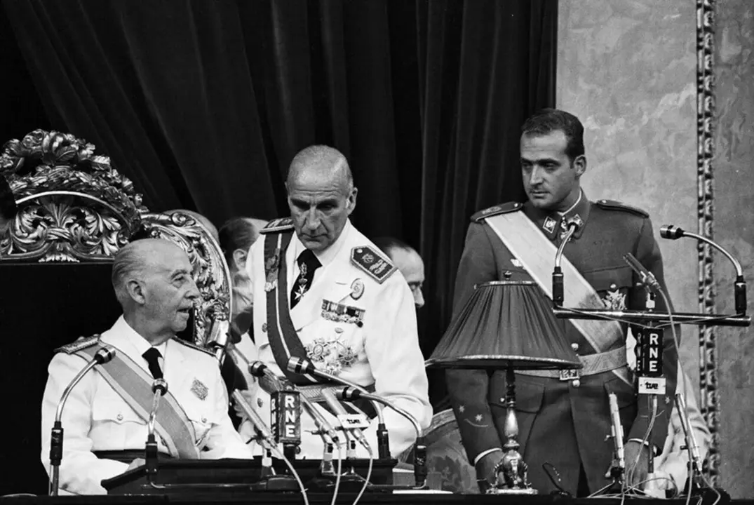 Franco toma juramento del Pr&iacute;ncipe Juan Carlos de Borb&oacute;n, al que ha designado como su sucesor en la jefatura de Estado ante las Cortes. Era el 23 de julio de 1969. / EP