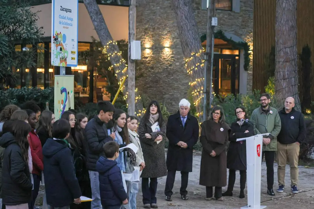 El Ayuntamiento ha renovado la placa que acredita a Zaragoza como Ciudad Amiga de la Infancia y la Adolescencia. / AZ
