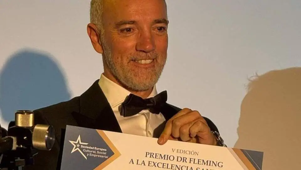 Imagen de Javier Az&uacute;a tras recoger el premio 'Doctor Fleming' en Madrid/Cedida a H.A.