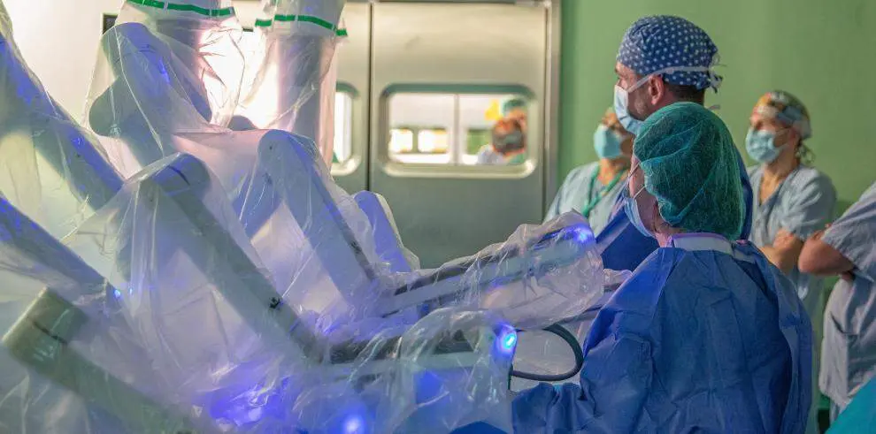 Imagen de la primera intervenci&oacute;n realizada con el robot quir&uacute;rgico en el Hospital Cl&iacute;nico Lozano Blesa de Zaragoza. / GOBIERNO DE ARAG&Oacute;N