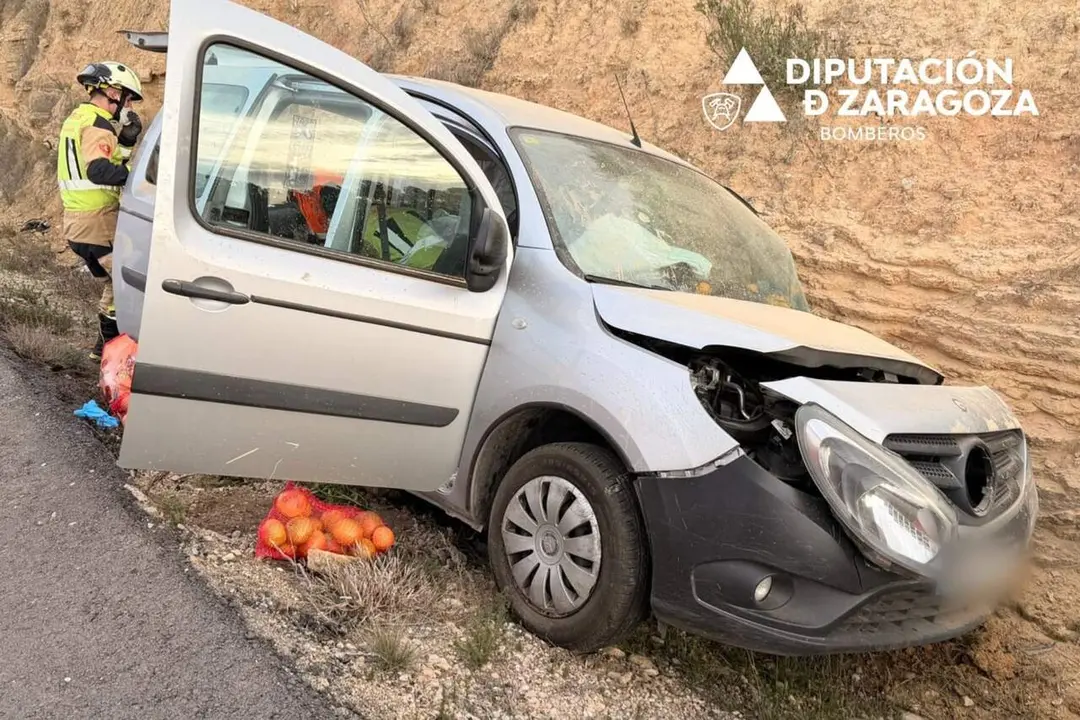 Los Bomberos de la DPZ excarcelaron a la conductora del veh&iacute;culo. / DPZ