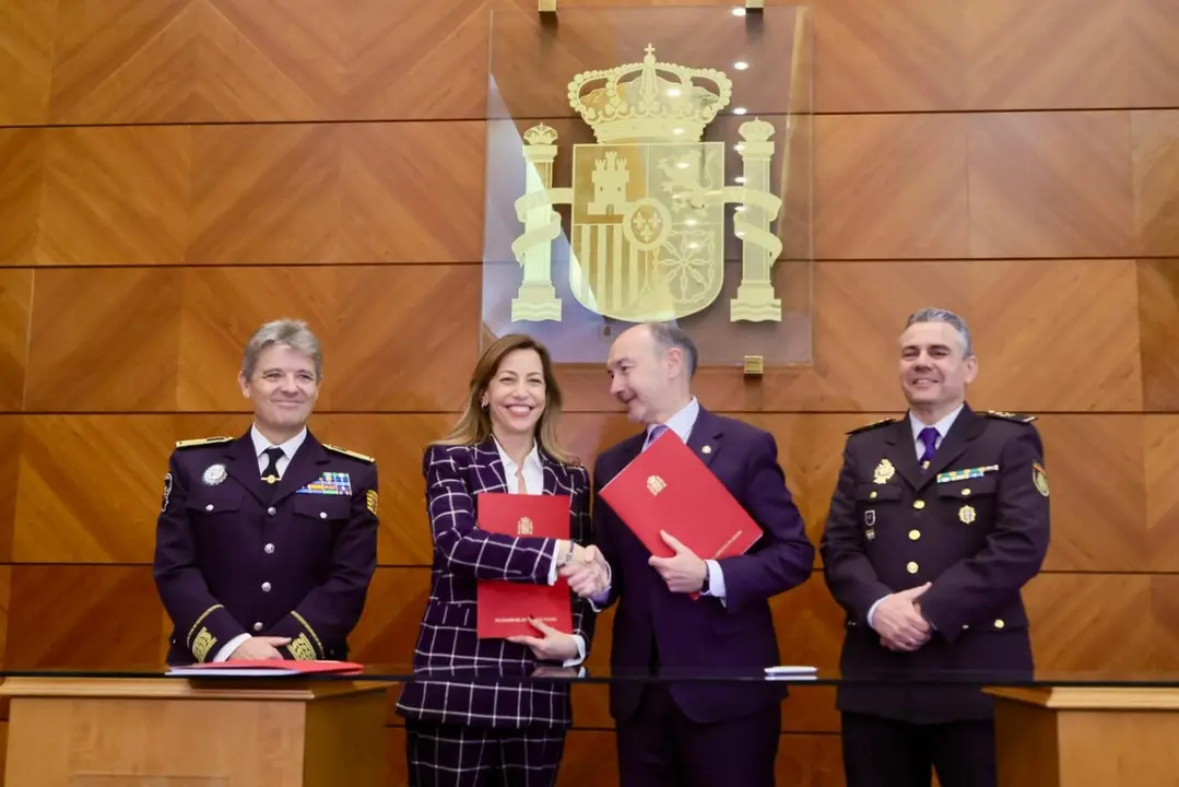 La alcaldesa Natalia Chueca junto al Delegado del Gobierno en Arag&oacute;n, Fernando Beltr&aacute;n en la firma de la adhesi&oacute;n al sistema Viog&eacute;n. /AZ
