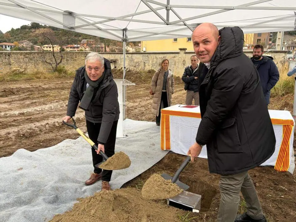 El consejero Octavio L&oacute;pez y el alcalde de Bolta&ntilde;a, Jos&eacute; Mar&iacute;a Gim&eacute;nez, han colocado la primera piedra de las 15 viviendas para trabajadores del turismo ./ DGA