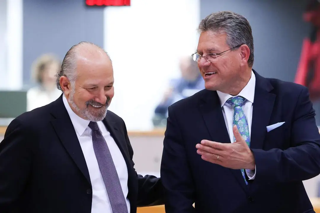 El secretario de Comercio de EEUU, Howard Lutnick (I), y el comisario de Comercio, Maros Sefcovic, conversan en los m&aacute;rgenes de una reuni&oacute;n de ministros de Comercio de la UE en Brsuelas. / EP