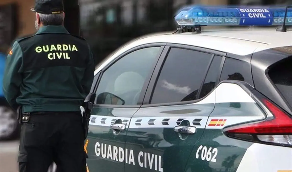 Un agente de la Guardia Civil junto a un veh&iacute;culo oficial, en una Imagen de archivo. / GUARDIA CIVIL
