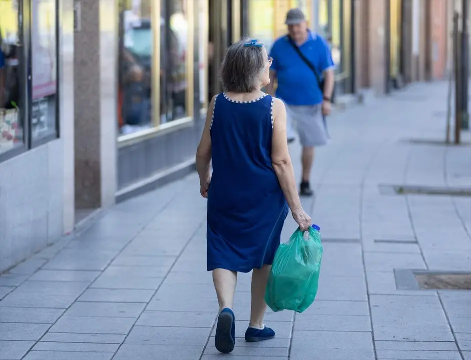 Una mujer pensionista paseando por una calle de Madrid. / EP