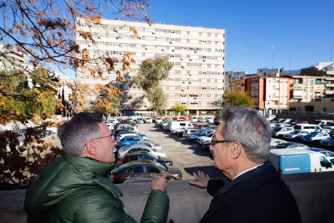 El consejero V&iacute;ctor, Serrano junto a Julio Calvo, portavoz del grupo municipal Vox./ AZ