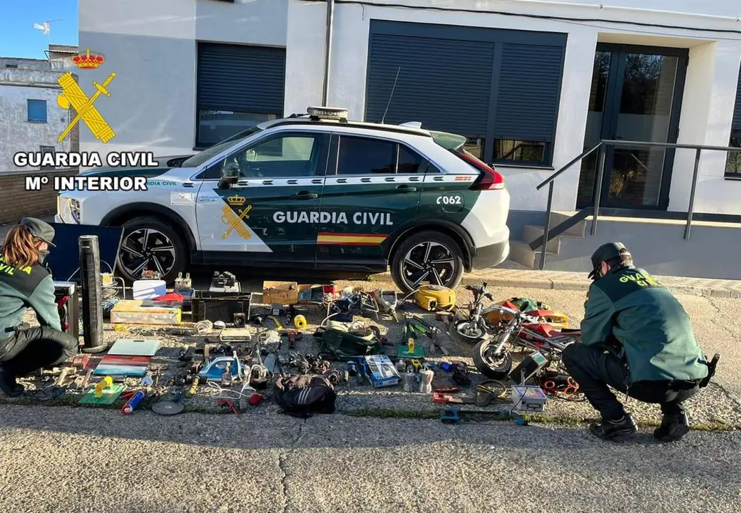 Parte del material hallado en la vivienda ha sido intervenido y trasladado al Acuartelamiento de la Guardia Civil de Bin&eacute;far donde se est&aacute;n llevando a cabo gestiones para determinar su procedencia. / GUARDIA CIVIL