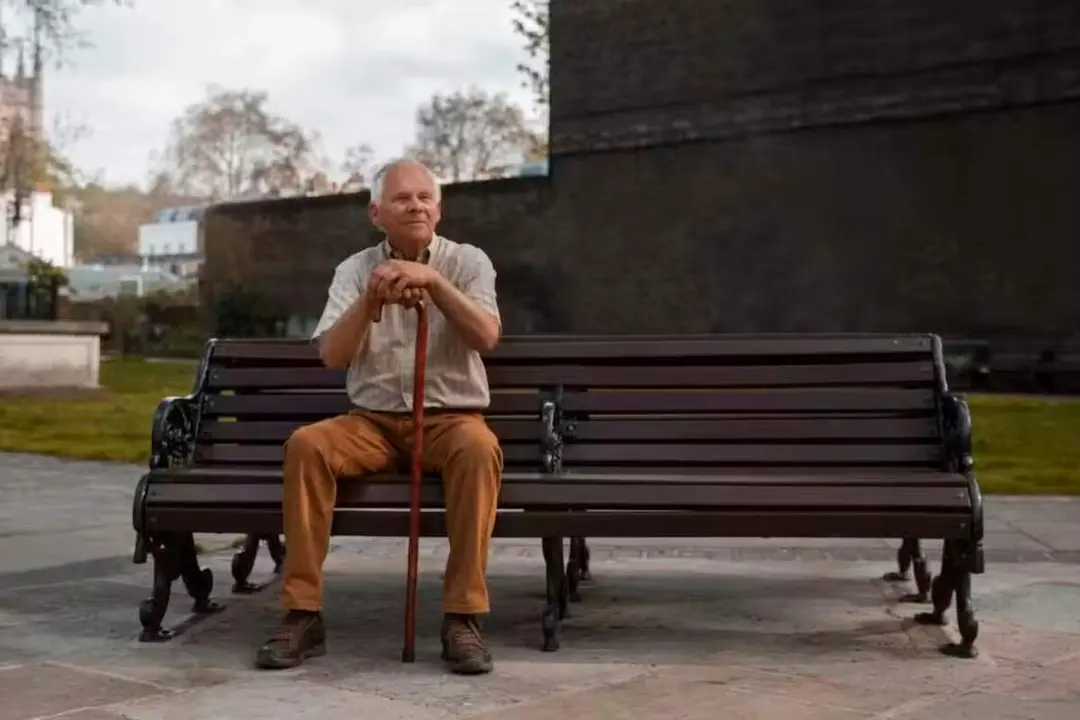Un jubilado sentado en un banco ./  Pete Muller - The Officer