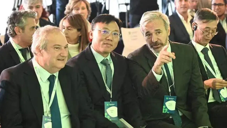 El ministro de Industria, Jordi Hereu (i), y el presidente de Arag&oacute;n, Jorge Azc&oacute;n (d). En el medio, Andy Wu, CEO de la empresa conjunta de Stellantis y CATL, Contemporary Star Energy / Ram&oacute;n Comet / EP
