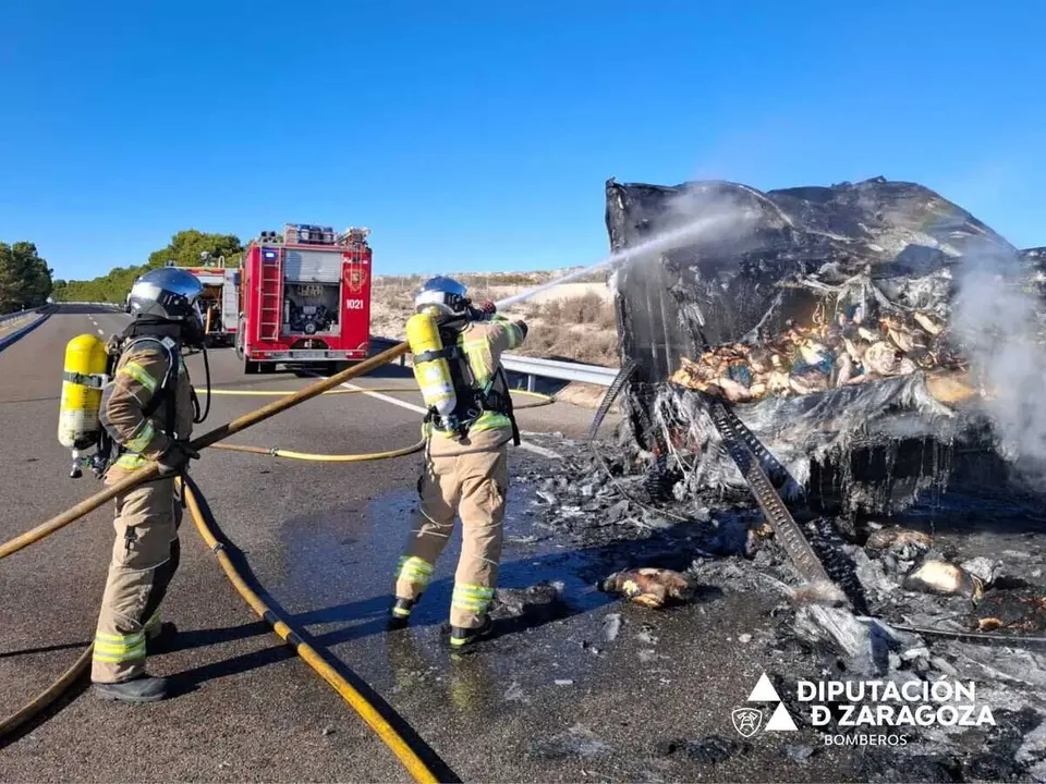 Un cami&oacute;n cargado de jamones se incendia en la AP-2 y obliga a cortar la v&iacute;a durante horas ./ DIPUTACI&Oacute;N DE ZARAGOZA