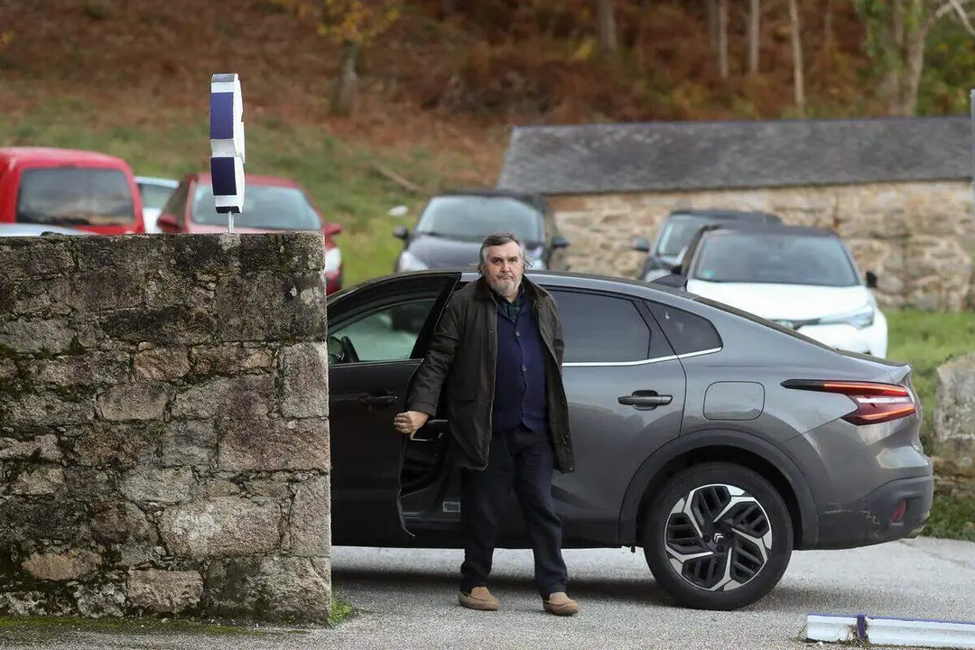 El due&ntilde;o de Sargadelos, Segismundo Garc&iacute;a, a su llegada a la f&aacute;brica, a 28 de noviembre de 2025, en Cervo, Lugo, Galicia (Espa&ntilde;a). El due&ntilde;o de Sargadelos, Segismundo Garc&iacute;a, ha vuelto a ordenar que pare la producci&oacute;n en la hist&oacute;rica planta de cer&aacute;mica ./ Carlos Castro - Europa Press