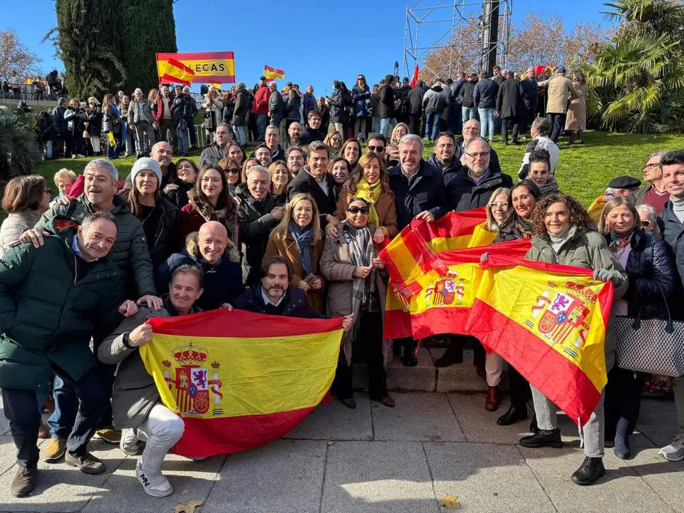 El PP se concentra en una manifestaci&oacute;n y pide elecciones contra los "corruptos" del Gobierno de S&aacute;nchez -/