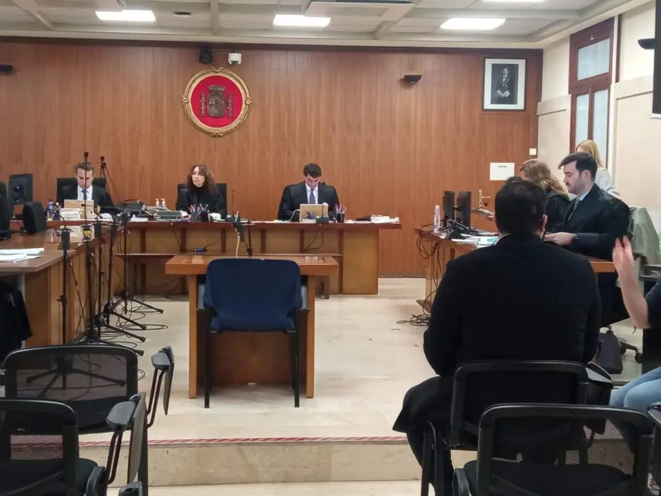 El acusado, de espaldas, durante el juicio. / EP