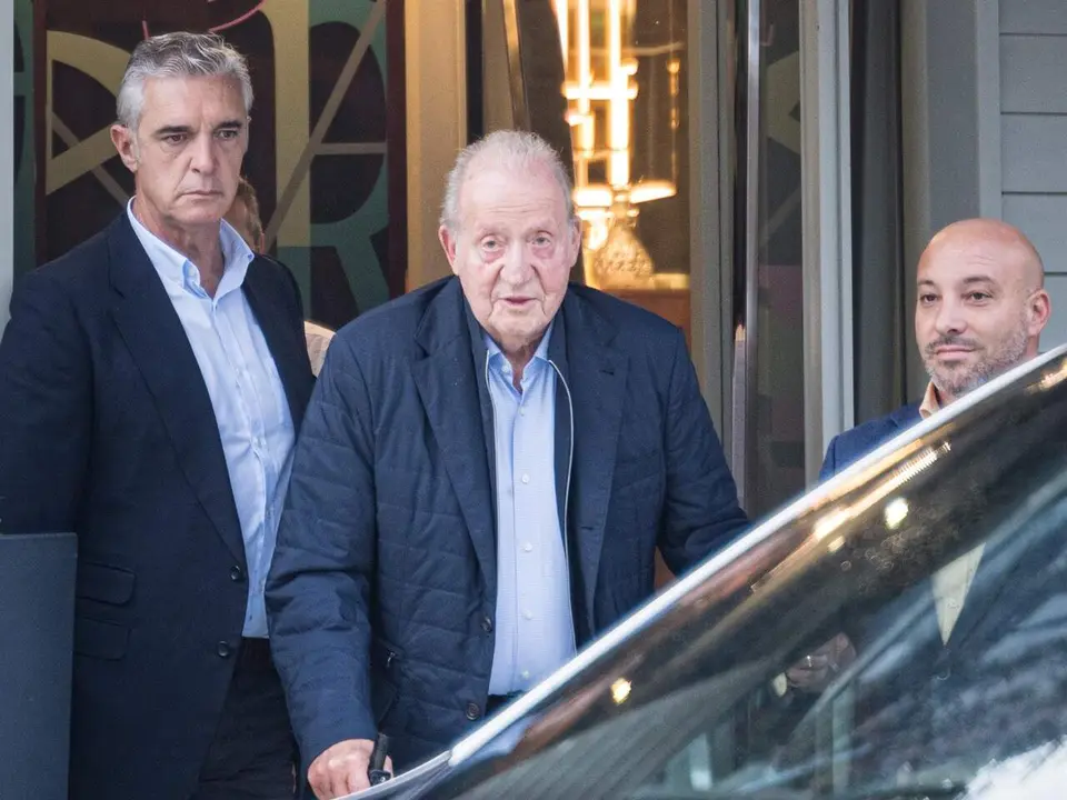 El Rey em&eacute;rito Juan Carlos I a su salida del restaurante D&rsquo;Berto, a 5 de noviembre de 2025, en O Grove, Pontevedra, Galicia (Espa&ntilde;a). / EP