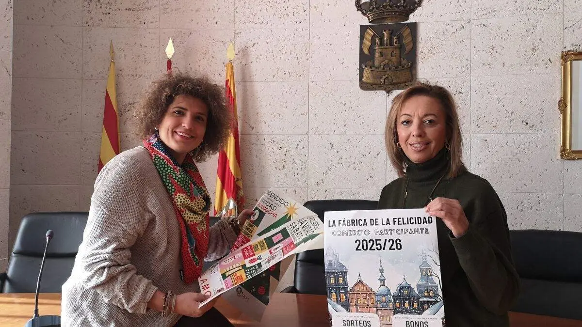 La teniente de alcalde de Calamocha, Sonia Palacio, y Patricia   en la presentaci&oacute;n de la Navidad 2025 en Calamocha. / AYTO. CALAMOCHA