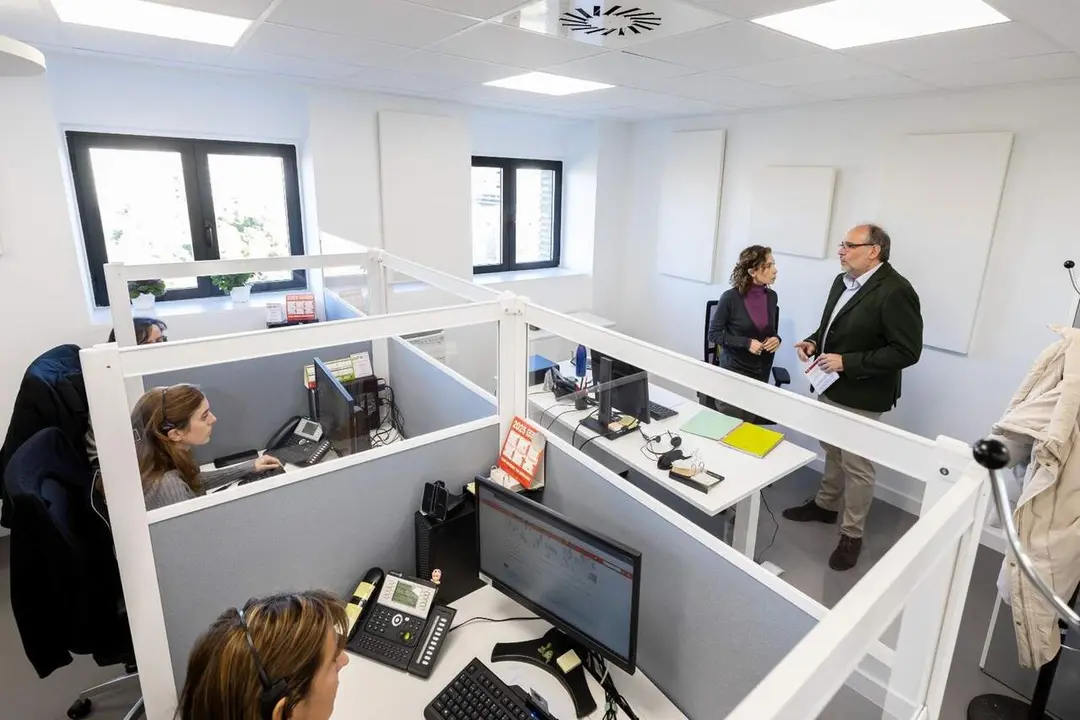 El consejero de Participaci&oacute;n Ciudadana, Alfonso Mendoza, visita las instalaciones del servicio telef&oacute;nico 010.. /AZ