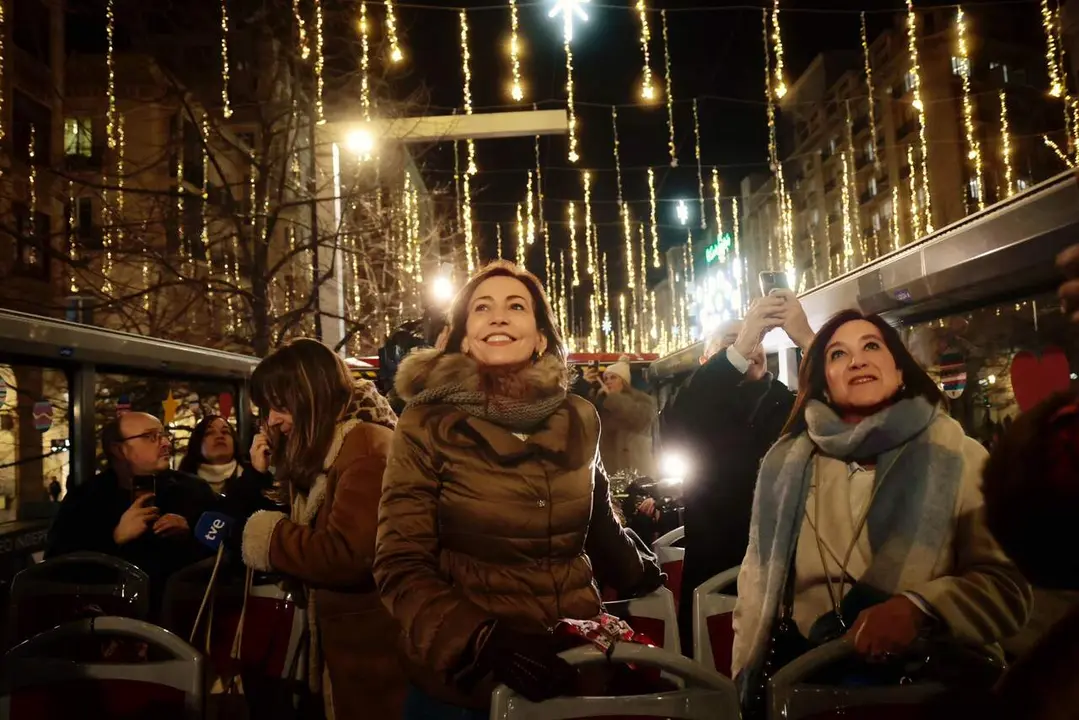 La alcaldesa de Zaragoza, Natalia Chueca, en el nuevo bus tur&iacute;stico navide&ntilde;o ./ Toni Gal&aacute;n - Ayto. de Zaragoza