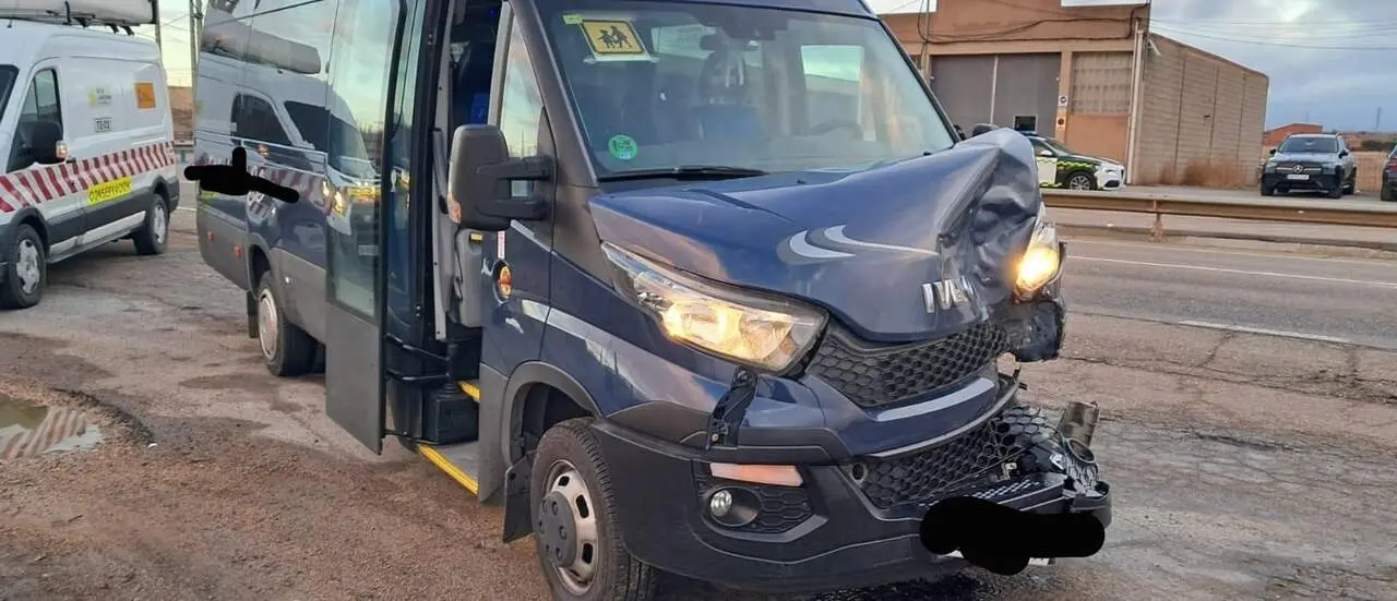 Estado del microb&uacute;s de transporte escolar tras colisionar por alcance contra un turismo en el t&eacute;rmino municipal de Monreal del Campo (Teruel). / GUARDIA CIVIL