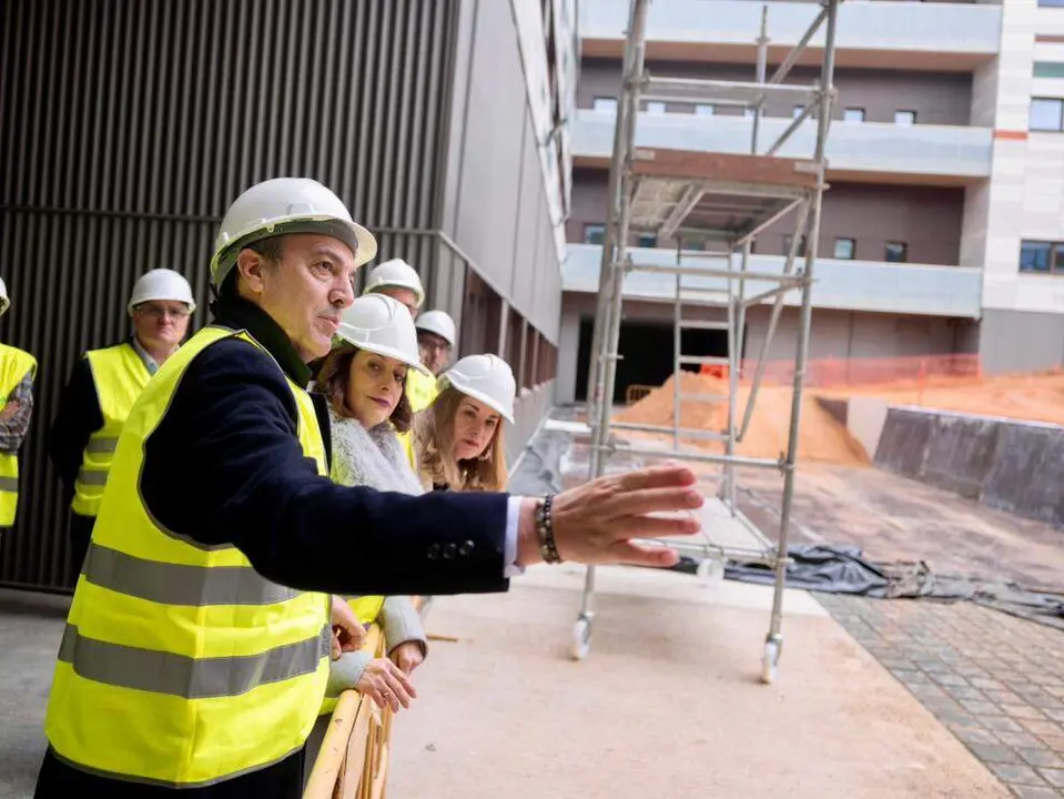 El consejero, con la alcaldesa de Teruel y la consejera de Universidades El consejero, con la alcaldesa de Teruel y la consejera de Universidades