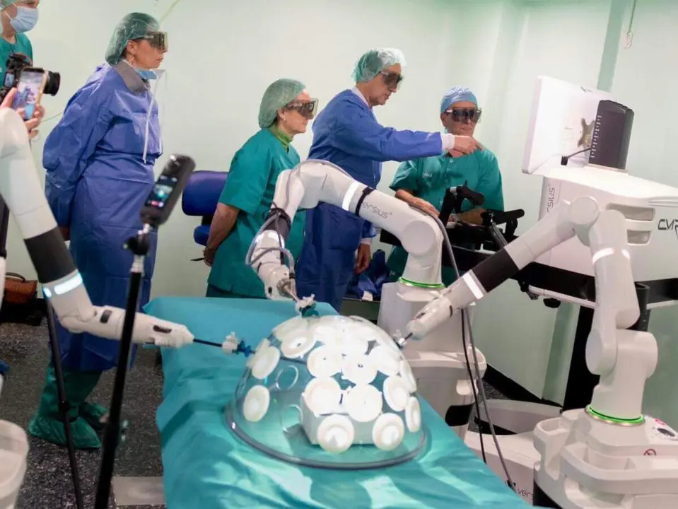 El consejero de Sanidad, Jos&eacute; Luis Bancalero Flores, y la gerente del SALUD, Ana Castillo, conocen el funcionamiento del robot Versius, reci&eacute;n instalado en el Hospital Obispo Polanco de Teruel ./ Fabi&aacute;n Sim&oacute;n