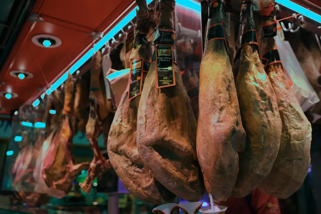 Jamones en un puesto en el Mercado de San Isidro, en Madrid, (Espa&ntilde;a). / EP
