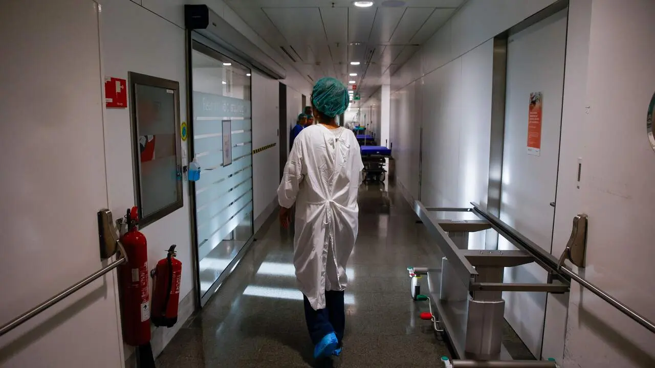 Una m&eacute;dico camina por un hospital / HOY ARAG&Oacute;N