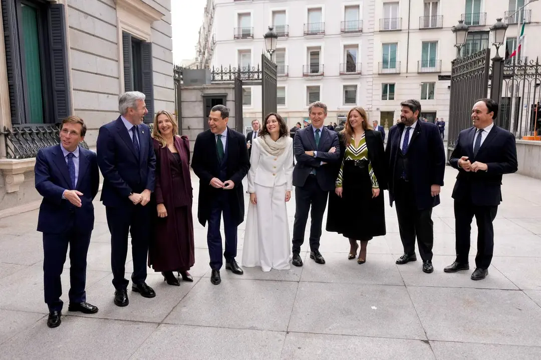 MADRID, 06/12/2025.- El l&iacute;der del Partido Popular, Alberto N&uacute;&ntilde;ez Feij&oacute;o (4d), conversa con los presidentes auton&oacute;micos de Arag&oacute;n, Jorge Azc&oacute;n (2i); Andaluc&iacute;a, Juanma Moreno (4i); Madrid, Isabel D&iacute;az Ayuso (5i); Murcia, Fernando L&oacute;pez-Miras (2d), y Valencia, Juanfran P&eacute;rez Llorca (d); con la portavoz del PP en el Congreso, Ester Mu&ntilde;oz (3d), el alcalde de Madrid, Jos&eacute; Luis Mart&iacute;nez Almeida (i), y la portavoz del PP en el Senado, Alicia Garc&iacute;a (3i), a su llegada al acto institucional por el D&iacute;a de la Constituci&oacute;n, este s&aacute;bado, en Madrid. EFE/Borja S&aacute;nchez-Trillo