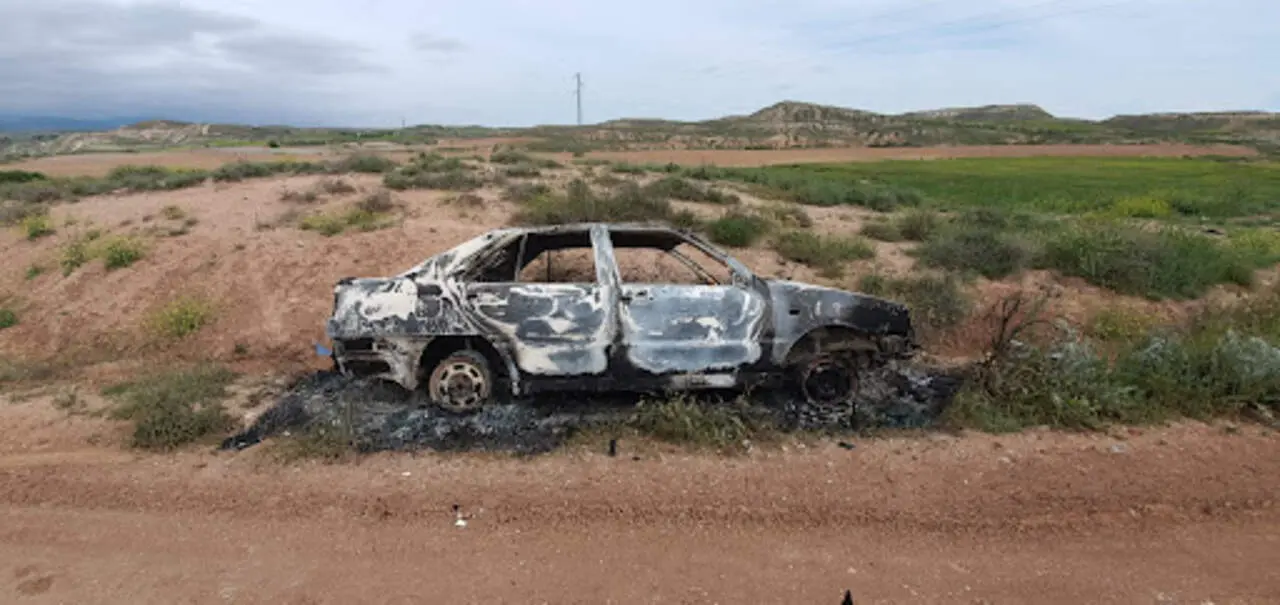 Un veh&iacute;culo calcinado / HOY ARAG&Oacute;N