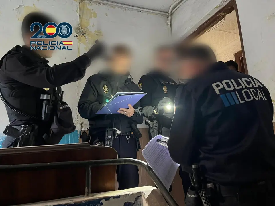La Polic&iacute;a Nacional detiene a ocho personas por favorecer la inmigraci&oacute;n irregular. / PN