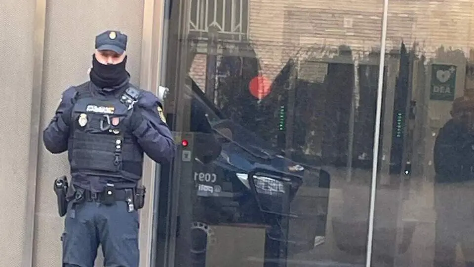 Imagen de un Polic&iacute;a Nacional en la puerta de la Audiencia Provincial de Zaragoza / E.L