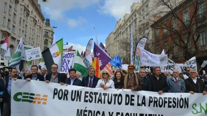 Sanitarios en movilizaciones contra el borrador de Estatuto Marco. / Sindicato de M&eacute;dicos de ARAG&Oacute;N