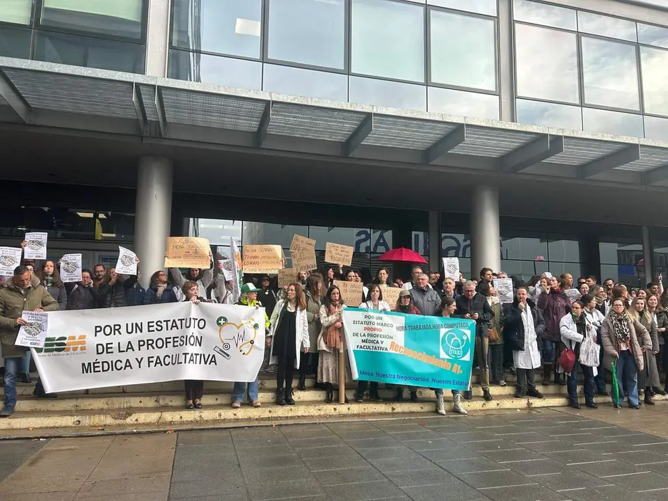 Concentraci&oacute;n de m&eacute;dicos este mi&eacute;rcoles en Zaragoza. / HA