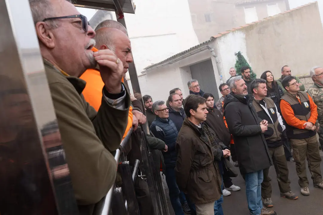 Jorge Azc&oacute;n durante su visita al coto de caza de Villarreal de Huerva ./ Fabi&aacute;n Sim&oacute;n - G.A