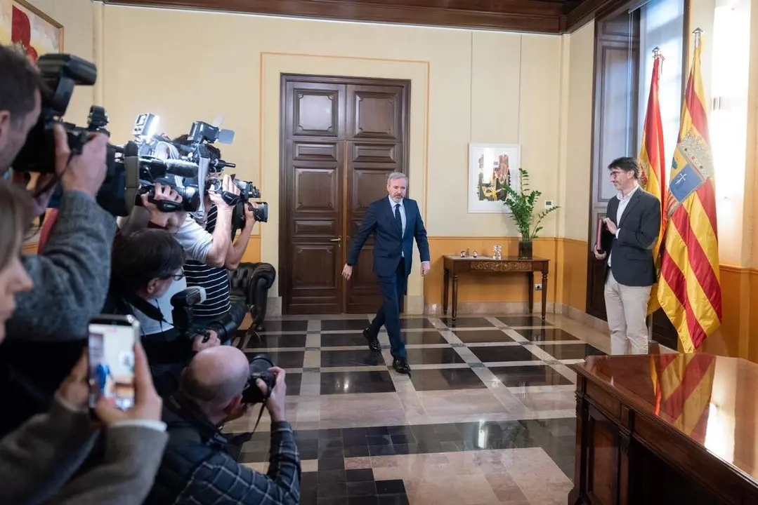 El presidente de Arag&oacute;n, Jorge Azc&oacute;n, ha firmado este lunes el decreto de disoluci&oacute;n de las Cortes de Arag&oacute;n. / FABI&Aacute;N SIM&Oacute;N