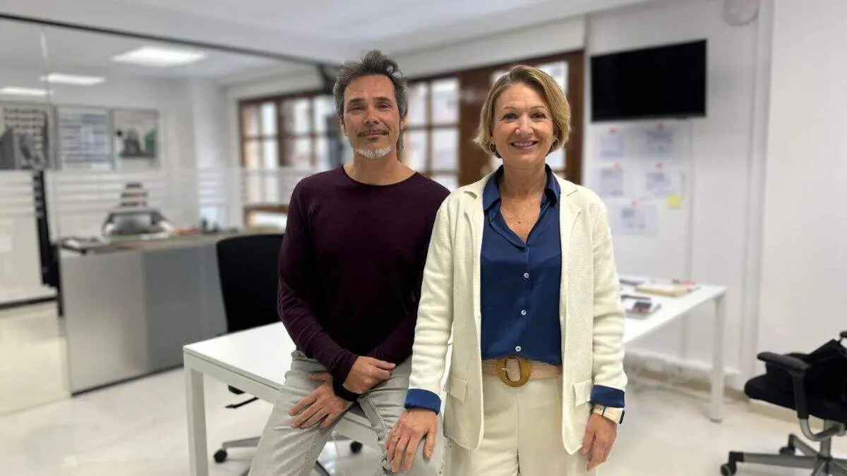 Pilar  Fern&aacute;ndez, directora del colegio Juan de Lanuza, y Cristian Ruiz, coordinador de TIC del centro. / A. M.