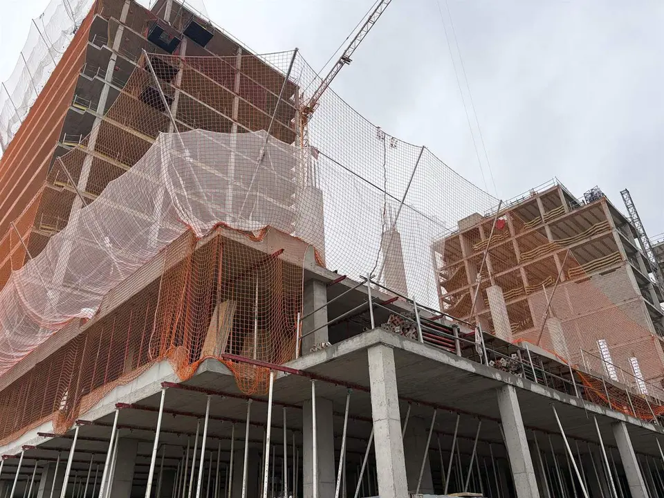 Bloques de pisos en construcci&oacute;n. / EP