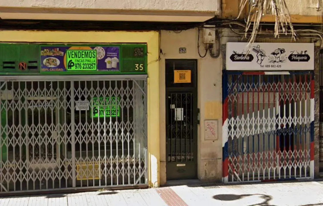 Uno de los locales que los vecinos se&ntilde;alan como conflictivos en la calle Conde Aranda n&uacute;mero 37/Google Maps