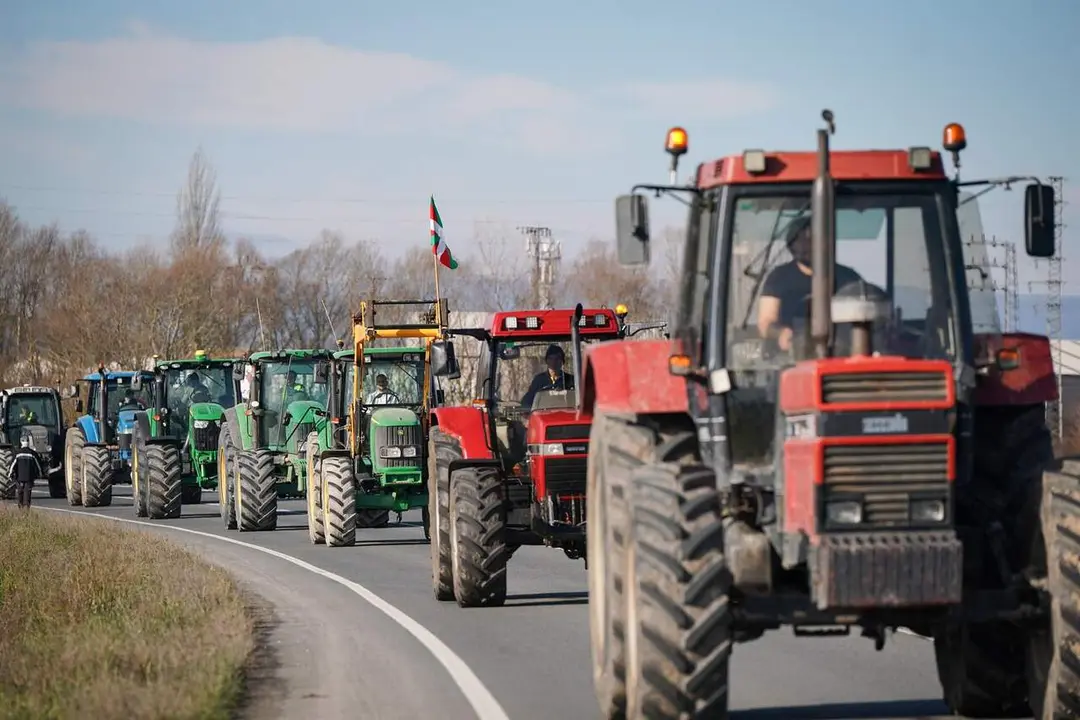 Ganaderos y agricultores realizan una protesta con tractores por la situaci&oacute;n del sector, a 10 de febrero de 2025, en Vitoria, Pa&iacute;s Vasco (Espa&ntilde;a). / EP
